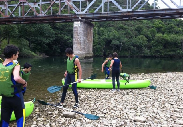 Preparando las canoas